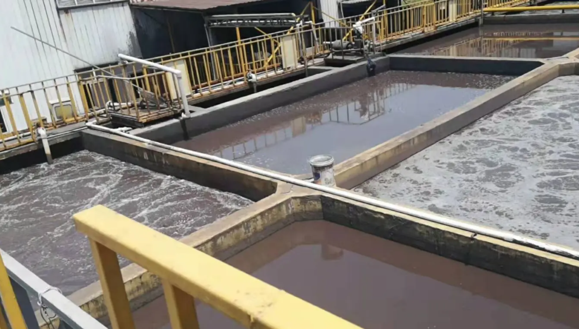 （圖：生化污水曝氣池處理現(xiàn)場）