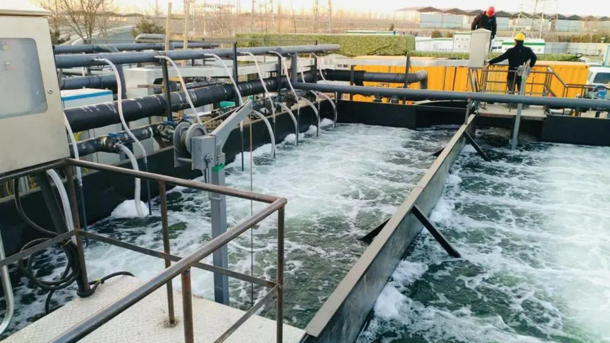 (圖:日化洗滌污水起泡現(xiàn)場(chǎng))