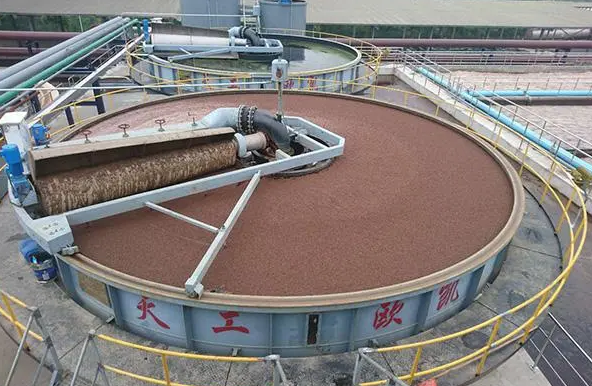 (圖:電廠爐渣廢水處理池起泡場景)